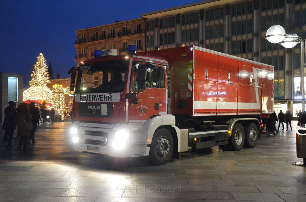 Einsatz BF Aktivisten auf Geruest vom Koelner Dom P048.JPG - Miklos Laubert